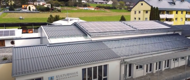 Auch auf dem Dach vom Kulturhaus Weißenstein befindet sich eine Photovoltaik-Anlage. | Foto: Privat