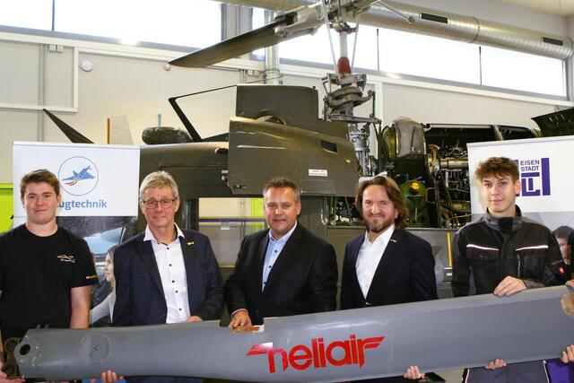 Martin Weger (Technical Director, HeliAir), Thomas Schober (Direktor HTBLA Eisenstadt), Marco Trefanitz (GF ÖAMTC-Flugrettung) mit Schülern der HTL Eisenstadt. | Foto: ÖAMTC