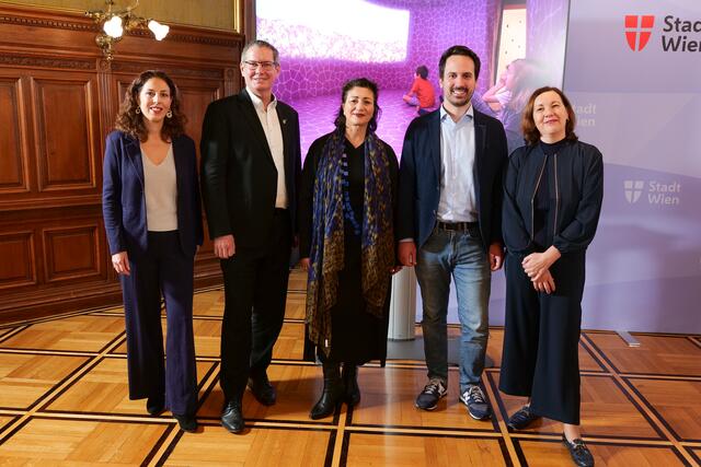 Die Direktorin des Zoom Kindermuseums Andrea Zsutty, der Bezirksvorsteher des 21. Bezirks Georg Papai (SPÖ), Kulturstadträtin Veronica Kaup-Hasler (SPÖ), Vizebürgermeister und Jugendstadtrat Christoph Wiederkehr (Neos) und Karin Haller, Geschäftsführerin der kidlit medien GmbH. (v.l.) | Foto: Maximilian Spitzauer/RMW