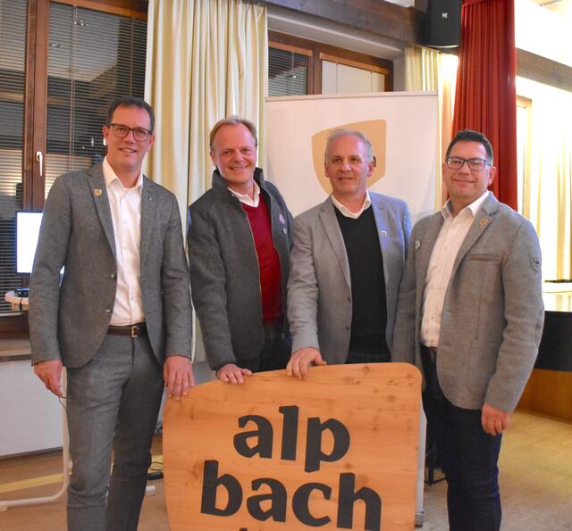 Der Vorstand blickt zurück: Vorsitzender des Aufsichtsrats Christoph Neuhauser, Johann Rieser (2. Obmann Stellvertreter), Obmann Frank Kostner und TVB-Geschäftsführer Markus Kofler (v.l.) zogen bei der Vollversammlung Bilanz.  | Foto: Barbara Fluckinger