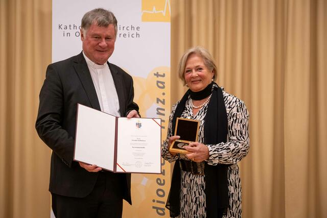 Bischof Manfred Scheuer mit Ursula Entholzer. | Foto: Diözese Linz, Kienberger