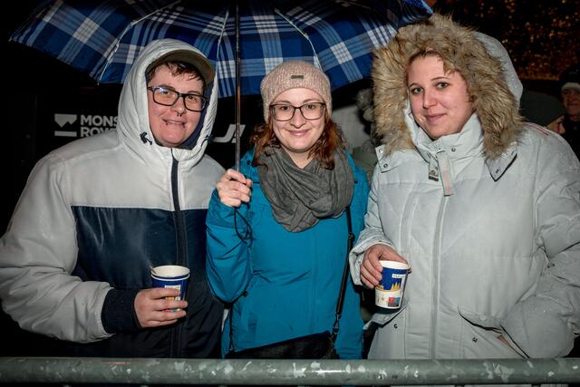 Bestens gelaunt bestaunten sie die Krampusse: Corina, Steffi und Bianca.