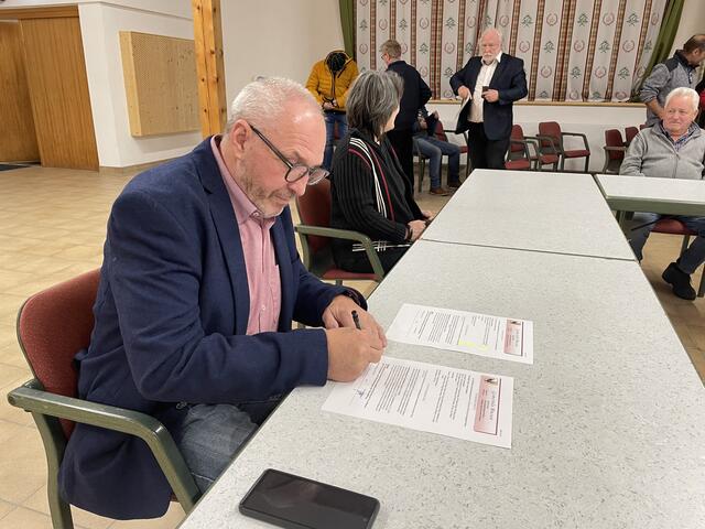 Mit seiner Unterschrift legte Sieghard Wachter sein Amt als Bürgermeister zurück und stimmte ebenso der Selbstauflösung des Gemeinderates zu. | Foto: Reichel