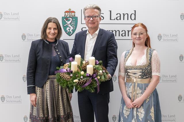 Ein Adventkranz der Gartenbauschule Großwilfersdorf verbreitet ab nun heimelige Vorweihnachtsstimmung in der Grazer Burg. | Foto: Land Stmk/ Binder