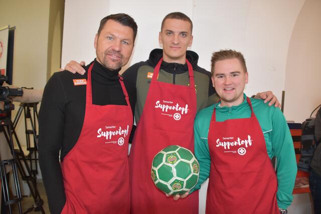 Markus Katzer, Nenad Cvetkovic und Lukas Marek beim Suppentopf in Meidling. | Foto: Pufler