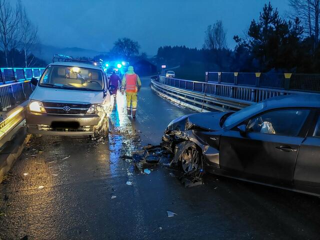 Kollision zweier Fahrzeuge auf der Autobahnüberführung | Foto: FF Mooskirchen
