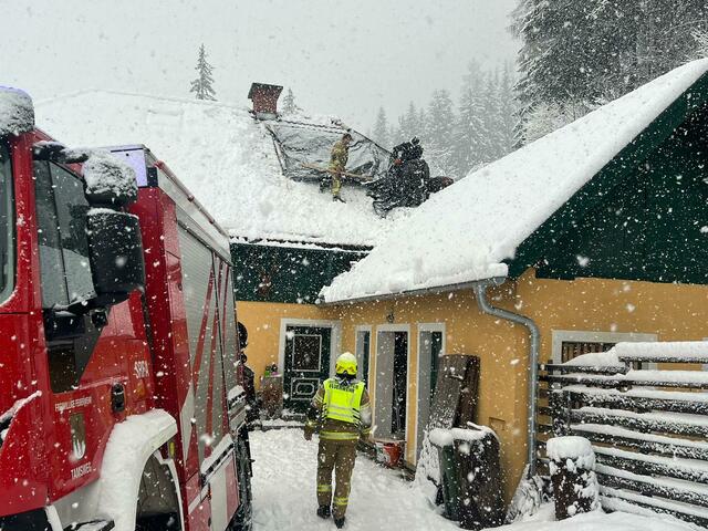 Ein Baum war auf ein Haus gestürzt | Foto: BSBÖ Bezirk Lungau Thomas Keidel