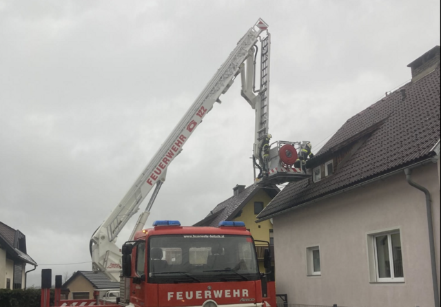 Sturmschäden: Die Feuerwehr Ferlach musste zu mehreren kaputten Dächern ausrücken. | Foto: FF Ferlach