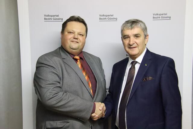 Der Ollersdorfer Bürgermeister Bernd Strobl (links) hat die Nachfolge von Walter Temmel als ÖVP-Obmann im Bezirk Güssing angetreten. | Foto: Martin Wurglits