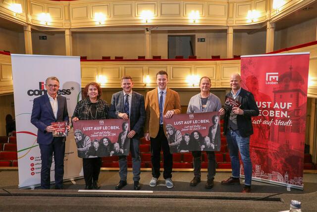 Im Stadttheater Leoben wurden die Highlights des Leobener Kulturfrühling präsentiert (v.l:): Gerhard Samberger, Geschäftsführer des Live Congress Leoben, Susanne Leitner-Böchzelt, Leiterin des KulturQuartiers Leoben, Bürgermeister Kurt Wallner, Kulturstadtrat Johannes Gsaxner, Kabarettist Markus Hirtler alias „Ermi-Oma“ und Markus Messics, Leitung der Abteilung Bürgerkommunikation &amp; Kultur | Foto: Freisinger