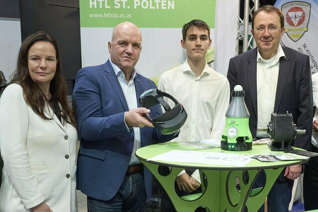 AK NÖ-Präsident und ÖGB NÖ-Vorsitzender Markus Wieser (2vL), AK NÖ-Direktorin Bettina Heise, Bürgermeister Matthias Stadler beim Rundgang am Stand der HTL St. Pölten. | Foto: photonews.at/Georges Schneider