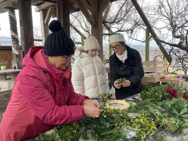 Im Bild v. li. n. re.: Herta Wagner, re. Christa Kappel, die mit viel Liebe das Adventkranzbinden erklärt