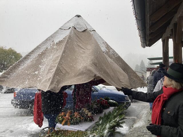 Der Schnee hatte den Schirm zusammengefallen