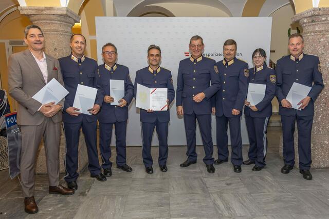 v.l.: ADir. Horst Lentsch, KontrInsp Mathias Pfund, ChefInsp Peter Franz,  Johannes Freiseisen, Landespolizeidirektor Helmut Tomac,
GenMjr Johannes Strobl, ChefInspin Sabrina Pargger und ChefInsp Stefan Egger | Foto: Landespolizeidirektion Tirol, GrInsp Bernhard Gruber