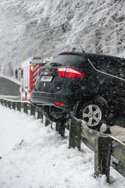 Am Wagen entstand Sachschaden, verletzt wurde niemand. | Foto: © TEAM FOTOKERSCHI.AT / DAVID RAUSCHER