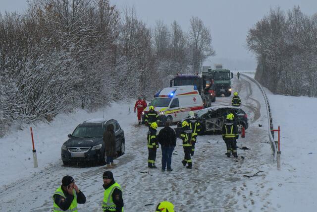 Auf der B137 kam es am Morgen des 1. Dezember zu einem Unfall im Kolonnenverkehr. | Foto: FF Pimpfing