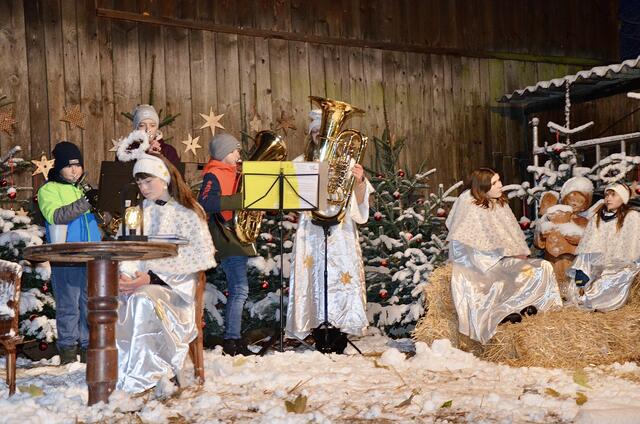 Weihnachtliches Programm beim Stadl mit dem Bläserensemble der Franz Schubert Regionalmusikschule und Christmas Trio mit Ramona, Anja und Oliver | Foto: Elisabeth Peinsipp