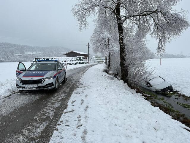 Am Freitag am späten Abend bedrohte ein 50-Jähriger beim Sportplatz in Kundl zwei Personen. Danach kam es zu einer Schlägerei zwischen dem 50-Jährigen und dem von ihm bedrohten Mann. Auf der Flucht kam es noch zu einem Unfall. | Foto: ZOOM.TIROL