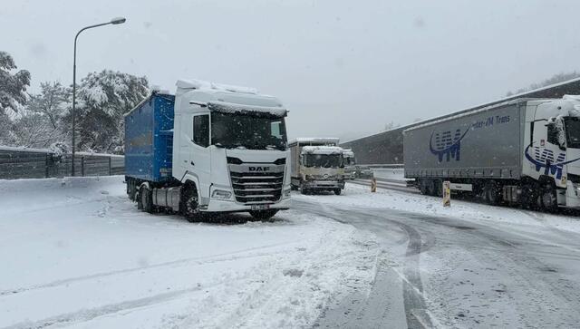 Schneechaos auf der A21 - komplette Sperre. | Foto: DOKU NÖ