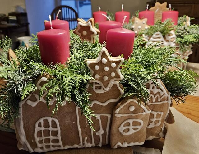 Dieser einzigartige Adventkranz - mit duftendem Lebkuchen umzogen, wurde von der Obfrau des "Brauchtum einst und jetzt" mit viel Liebe und Geduld aufwendig angefertigt. | Foto: Hilde Widmann