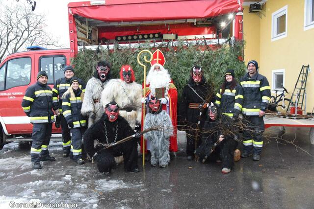 Der Nikolo mit seinen Kramussen  | Foto: Gerald Dreisiebner