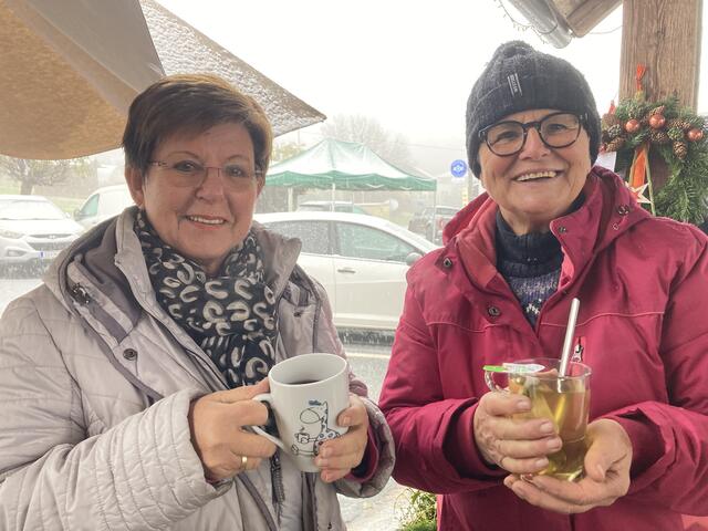 Jetzt ist er endlich da der Glühwein und Tee - Hilde Eismann und Herta Wagner freuen sich sichtlich
