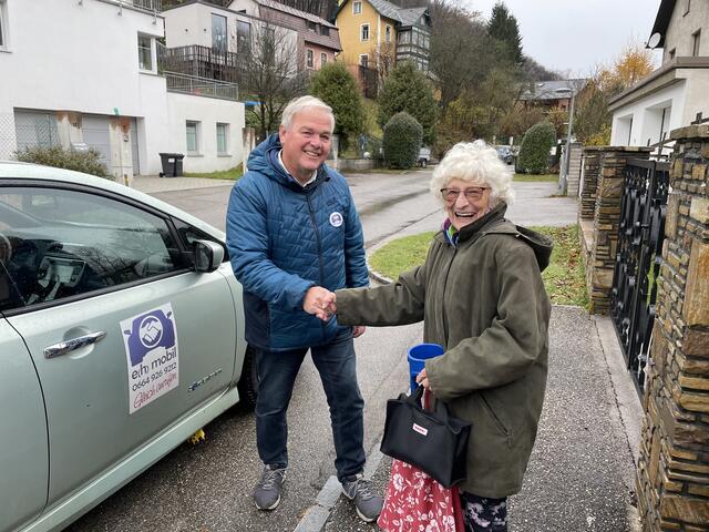 Margareta Cap ist froh über den Fahrtendienst und bedankt sich bei Franz Starnberger für die nette Fahrt. | Foto: Marlene Trenker