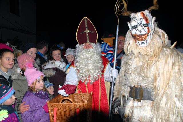 Krampus und Nikolaus zeigten sich von der ruhigen Art in Pöllau bei Gleisdorf 

