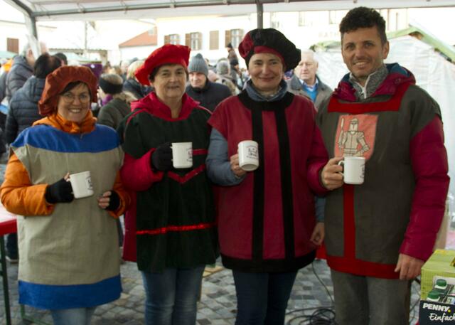 Die VertreterInnen der Evangelischen Kirchengemeinde versorgten die Besucher des Christkindl-Marktes mit heißen Getränken, Säften und Würstel.