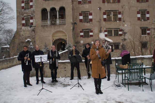 Bezirksparteiobfrau NR Martina Diesner-Wais erklärte den Waldviertler Advent auf Schloss mit einem weihnachtlichen Gedicht für eröffnet.