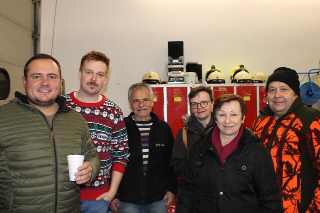 Die fleißigen Mitarbeiter hinter der Schank sorgten für die Verpflegung der Gäste. | Foto: Anika Paul