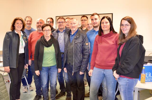 Bezirkshauptfrau Alexandra Grabner-Fritz, Bürgermeisterin von Aspang-Markt Doris Faustmann, Bürgermeister von Edlitz Manfred Schuh, Bürgermeister von Thomasberg Engelbert Ringhofer, Bürgermeister von Aspangberg St. Peter Bernhard Brunner (v.l), dahinter Amateurfunk Club Neunkirchen