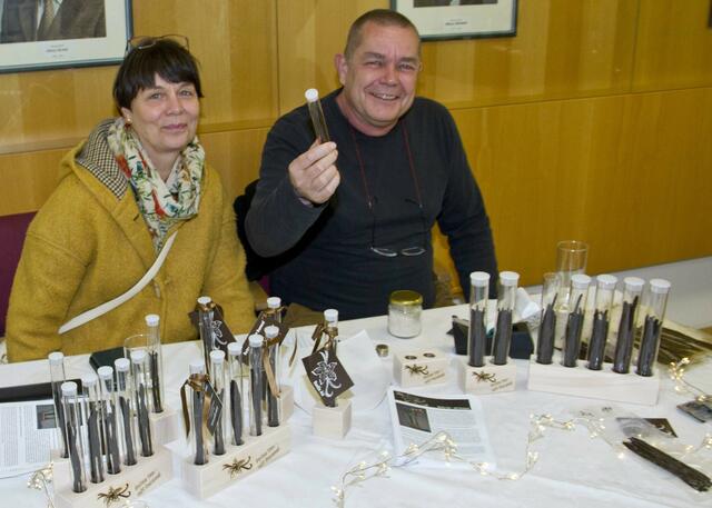 Der Künstler Andreas Lehner unterstützt den Verein "Vanilla Aid" und war auch am Christkindlmarkt in Stadtschlaining vertreten.