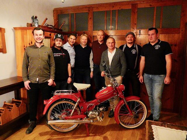 Oldtimerfreunde Kobenz, der Vorstand. V. l.: Johannes Hierzenberger, Alexander Mayer, Alexander Englert, Reinhard Hussauf, Erwin Kahlbacher, Hannes Webersink, Gerald Feldbaumer, Martin Reiter.  
