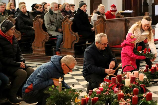 Bei allen Kränzen wurde die erste Kerze entzündet