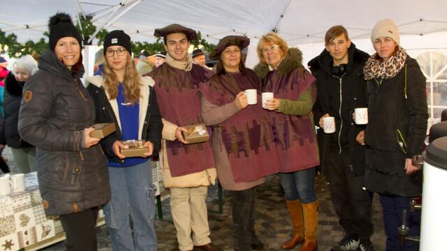 Die VertreterInnen der Katholischen Pfarrkirche sorgten für Glühwein, Mehlspeise und Langos.