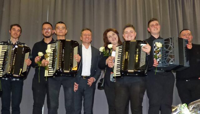 Die Musikschüler an der Harmonika mit Bürgermeister Vasilje Peric und Gattin Petra aus Ugljevik in Bosnien Herzegowina sowie ganz rechts Slavisa Peric von der  Musikschule Kornelije Stankovic in Belgrad. | Foto: Markus Naber