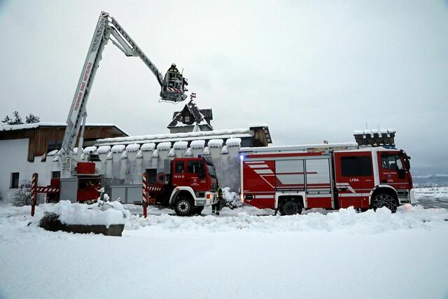 In Spielberg wurde ein Dach vom Schnee befreit. | Foto: FF/Zeiler