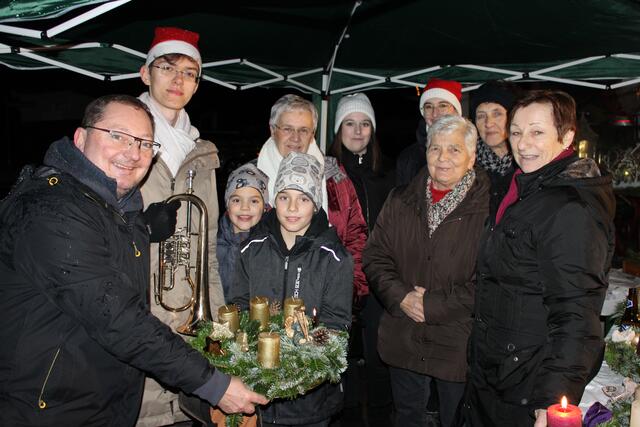 Die Adventkranzsegnung sorgt für Weihnachtsstimmung bei allen Gästen. | Foto: Anika Paul