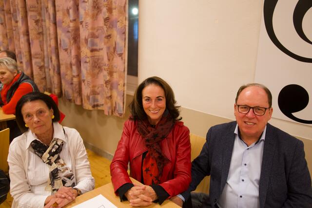 Waltraud Lasser mit Elisabeth Gneihs und Bürgermeister Johann Gneihs.