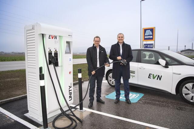 Horst Leitner, CEO HOFER S/E und Stefan Szyszkowitz, Vorstandssprecher EVN beim Lokalaugenschein vor der neuen E-Ladestation bei der HOFER Filiale in Pöchlarn. | Foto:  EVN / Matejschek