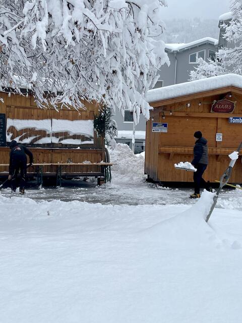Vor dem Winter-Adventmarkt war erst einmal Schneeschaufeln angesagt! | Foto: Hassl