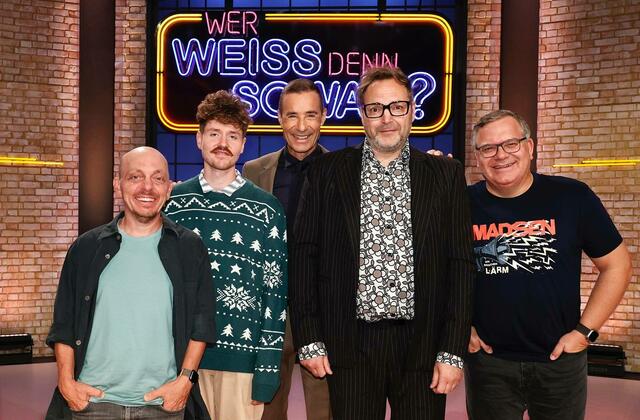 Von links: Bernhard Hoëcker, Benedikt Mitmannsgruber, Moderator Kai Pflaume, Paul Panzer und Elton. | Foto: ARD/Morris Mac Matzen