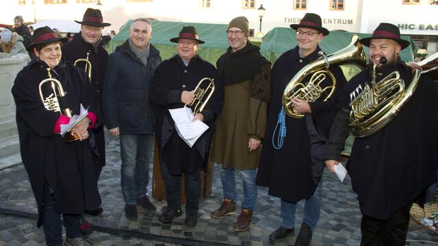 Bgm. Markus Szelinger und Zukunft Schlaining GF-Werner Glösl eröffneten mit dem Schlaininger Bläserensemble den 42. Christkindlmarkt in Schlaining.