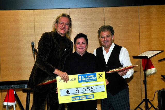 Für die Organisatoren gab es einen Scheck, für die Kabarettisten je einen Teller mit Keksln. | Foto: Hassl