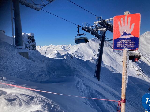 Sonntagvormittag kam es in Hochfügen zu einem Lawinenabgang. Der Skifahrer, der die Lawine auslöste, wurde rund 30 Meter mitgerissen.  | Foto: ZOOM.Tirol