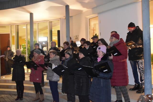 Der Chor "Lika a rainbow" sorgte für adventliche Lieder. | Foto: Michael Strini