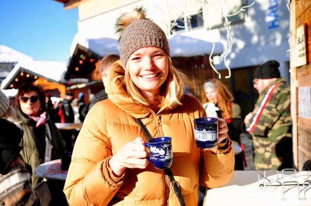 Dorffest-Co-Organisatorin Lisa Schwanninger im Winter-Look samt passendem Getränk. | Foto: Hassl