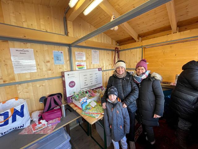 Freude bei den Gewinnern des Tombola-Hauptpreises powered by Elektro Kaufmann. | Foto: Hassl