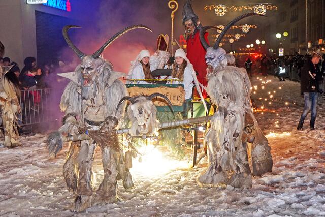 Die Lords of Fire (hier am Bild) luden gemeinsam mit der Stadtgemeinde zum traditionellen Krampuslauf in Spittal. | Foto: eggspress